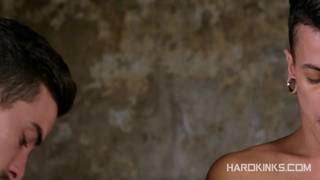 Gangbang gay pour un couple de soumis