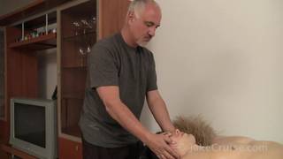 Un masseur plus âgé masse un jeune gay