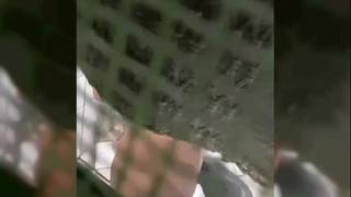 Brune nue filmée dans le bain par un voyeur