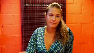 La belle et grande Karin Debuteert à nouveau dans un ménage à trois