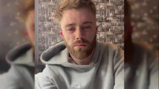 Un gay blond chaud se remplit le cul avec un gros godemiché