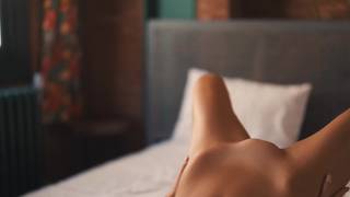 La déesse amateur se débarrasse de sa lingerie sexy