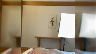 Une Latina aux seins généreux baise à merveille