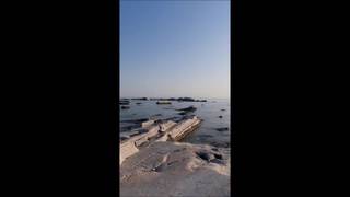 Une fille amateur coquine se masturbe en plein air