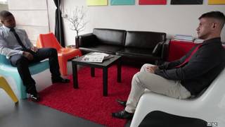 Dato Foland et Goran baisent dans la salle d'attente