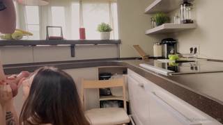 Matinée dans la cuisine pour de la gorge profonde