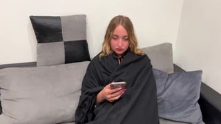 Jeune française baise le pote du père qui dort