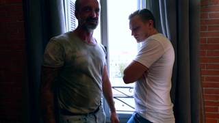 Maya découvre avec joie la double vaginale !