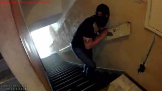 Un voleur reçoit de l'anal et du sperme de la part d'une tgirl