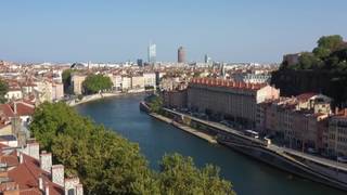 La séance de yoga de Julie est plus anale que prévue !