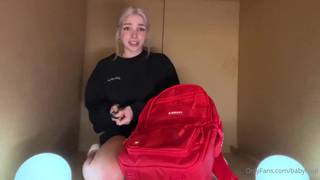 Jeune salope blonde s'encule avec un jouet