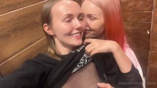 De belles jeunes femmes font l'amour entre lesbiennes