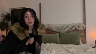 Une belle fille se caresse dans sa chambre à coucher sombre