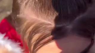 Le visage d'une belle fille inondé de sperme après une fellation