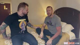 Deux papas musclés en train de s'envoyer en l'air