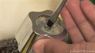 Un plombier baise un jeune gay à la maison