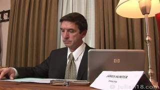 Le directeur baise un jeune homme gay de 18 ans