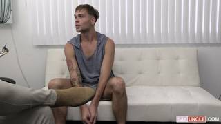 Un docteur pervers fait l'amour avec un beau patient