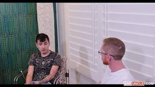 Un thérapeute gay baise le cul du patient