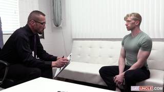 Jeu de rôle avec le thérapeute gay