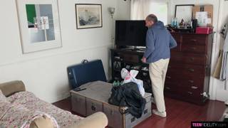 Melody Marks jouit avec deux agents très spéciaux