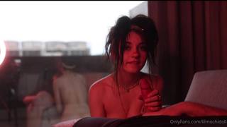 Une nympho coquine filme sa vidéo amateur avec un miroir