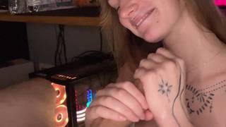 Une fille amateur fait une branlette à son amant