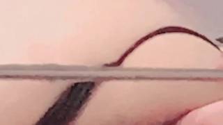 Une asiatique se masturbe devant un miroir