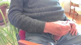 Une bite qui se fait branler par un vieux cochon