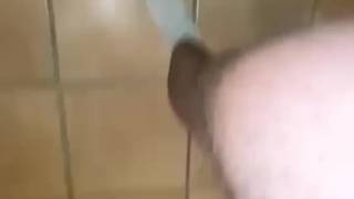 Jeune chien suce la grosse queue d’un vieil inconnu 