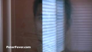 Asiatique gay se masturbe dans le sauna