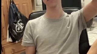 Twink gay se branlant sa grosse bite en érection