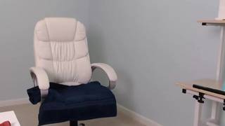 Un jouet sexuel fait jouir une brune