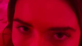 Fille mignonne jouant avec ses seins et un jouet sexuel