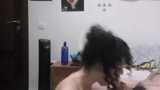 Fellation avec une fille frisée et dévergondée