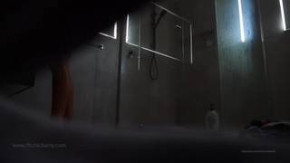 Une caméra cachée dans une douche publique filme la femme nue