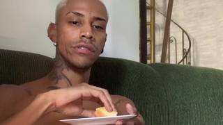 Une star du porno gay amateur se branle sa longue bite noire