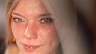 Luth se frotte à trois étalons dans un gang-bang dantesque !