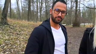 Française utilise bien sa bouche siliconée en trio