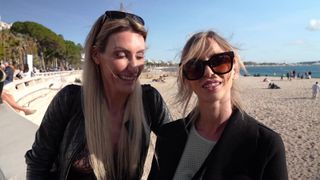 Deux milfs belges partagent une bite