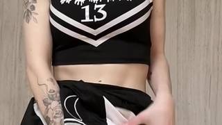 Une brune aux gros seins se masturbe jusqu'à ce qu'elle gicle