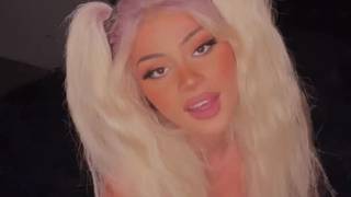 Une blonde mignonne suce un godemiché pour des vues