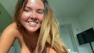 Une fille amateur aime son propre jus de chatte