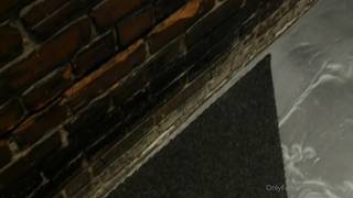 Une jeune fille tatouée masturbe sa chatte pour la caméra