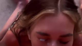 Une jolie salope lui fait une fellation et s'assoit sur sa bite