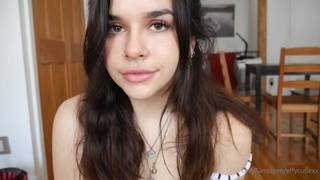 Teen brune en bas et lingerie juste pour vous