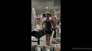 Il baise une blonde qu'il vient de rencontrer à la salle de sport