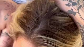 Un tatoué se fait sauter dehors par deux blondes