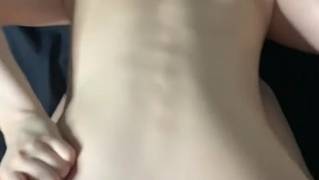 Ce couple jeune aime baiser en levrette