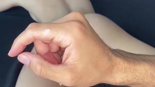 MilaMondell se fait doigter les trous dans son lit